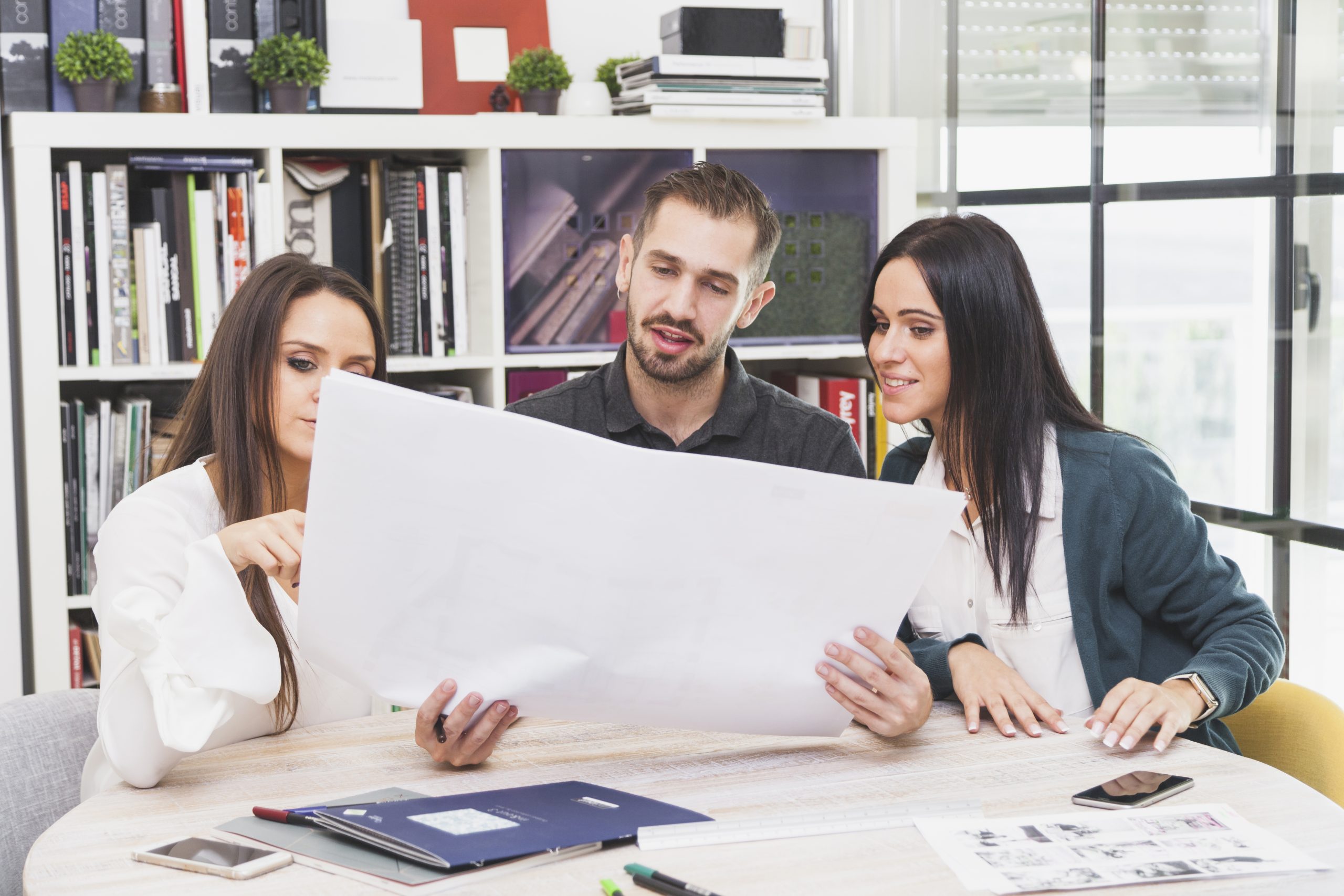 colegas-alegres-trabajando-en-blueprint