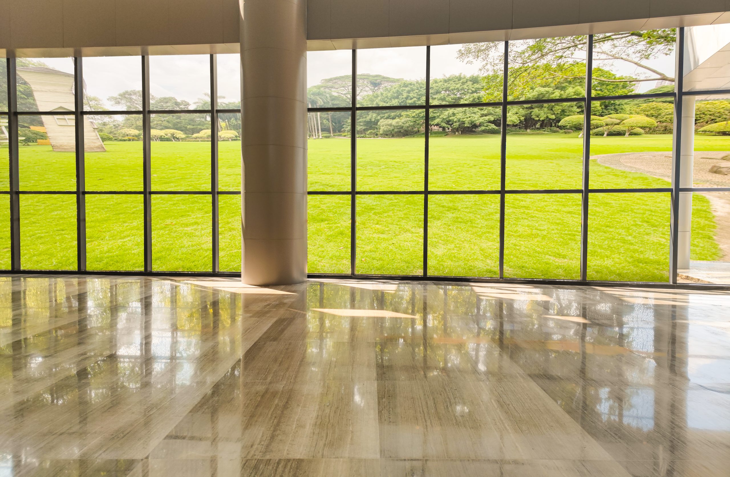 espacios-interiores-modernos-limpios-y-luminosos-con-ventanas-del-piso-al-techo-por-la-noche